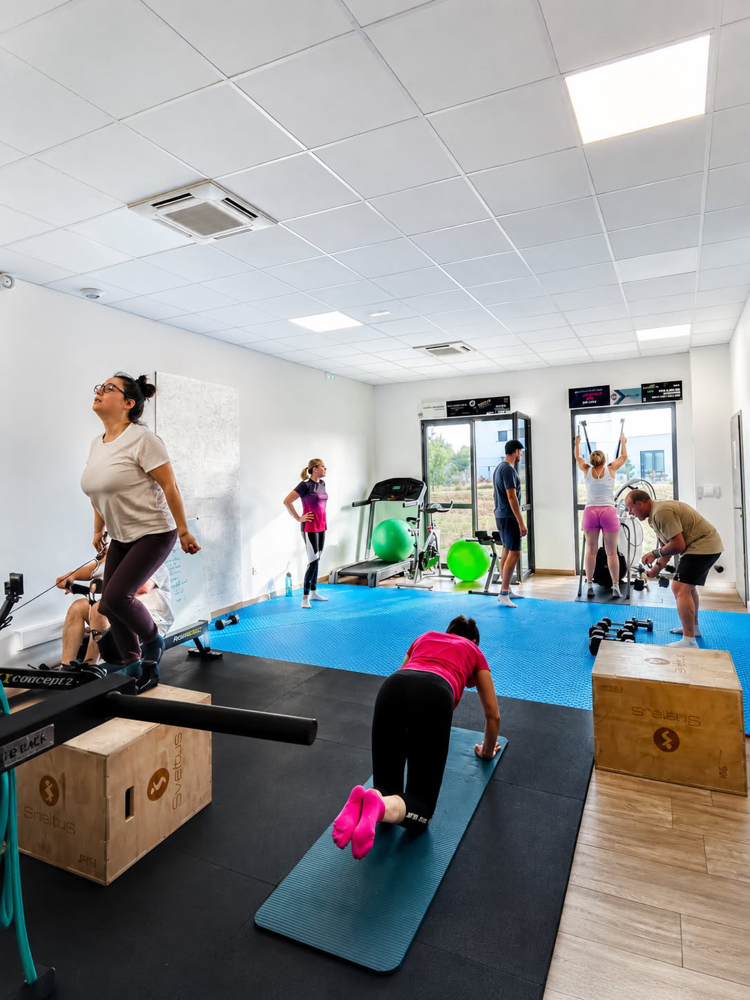 Cours collectif de Cross Training en petit groupe, encadré par Lionel Guennou, kinésithérapeute du sport, à Marckolsheim